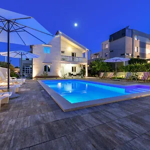 Pool House Luka Appartement